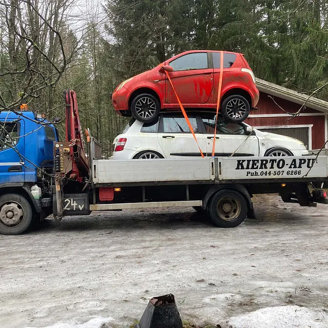 Romuautoja auton kyydissä