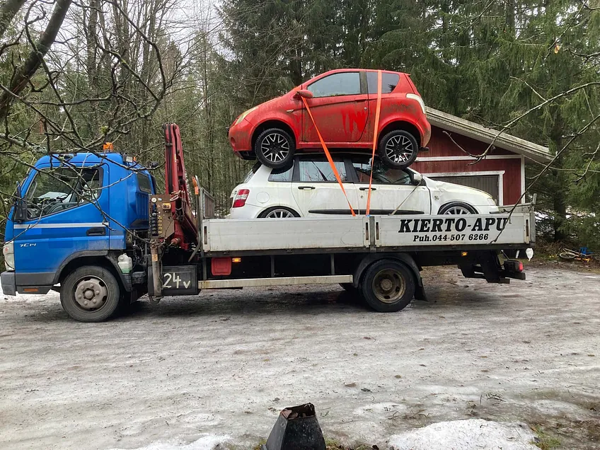 Romuautoja auton kyydissä