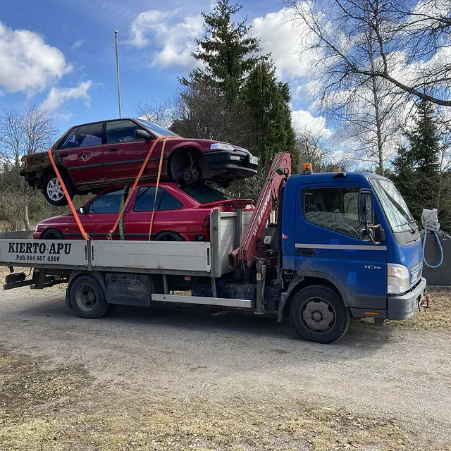 Romuautot auton kyydissä